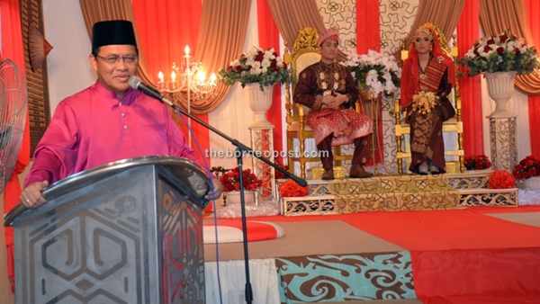 Pantai Damai assemblyman Dr Abdul Rahman Junaidi delivering his speech at the Malay Mock Wedding Ceremony at Santubong Homestay on December 19. 