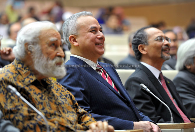 Sultan Nazrin (centre) having a light moment after officiating at the Islamic Banking and Finance Institute Malaysia (IBFIM) ‘On Justice And The Nature Man’ at Sasana Kijang in Kuala Lumpur. — Bernama photo