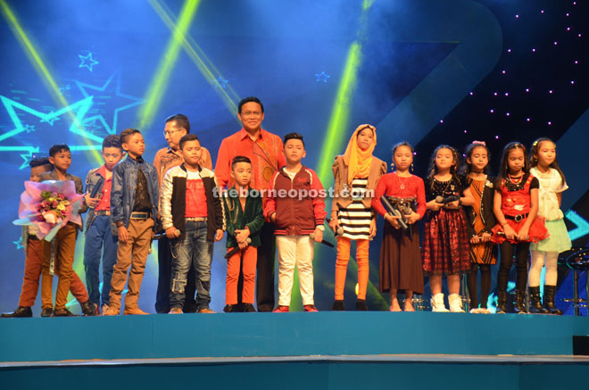 Dr Abdul Rahman (seventh left) with the little stars of Bintang Kecil 2015.