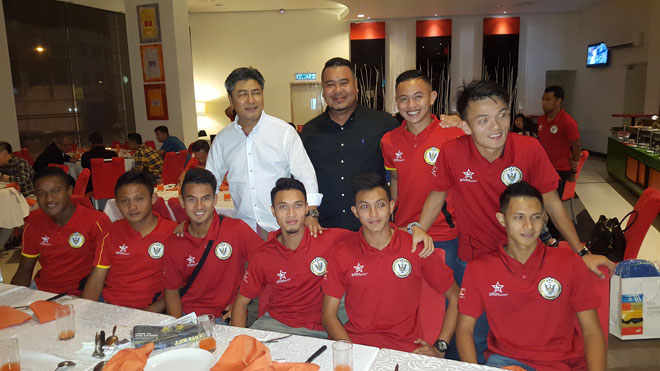 Sudarsono (standing left), former Sarawak skipper Joseph (standing right) in a photo call with state junior players during Tuesday’s dinner.