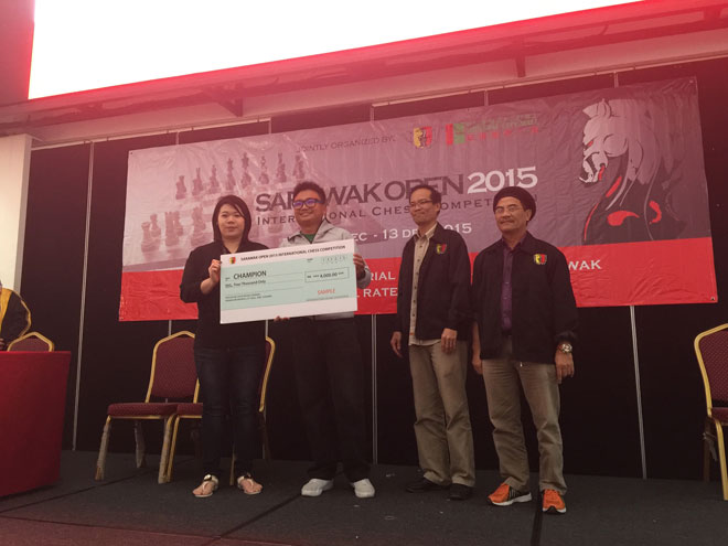 Yee (second left) receiving the mock cheque prize as Reduan (second right) and Halim (right) look on.