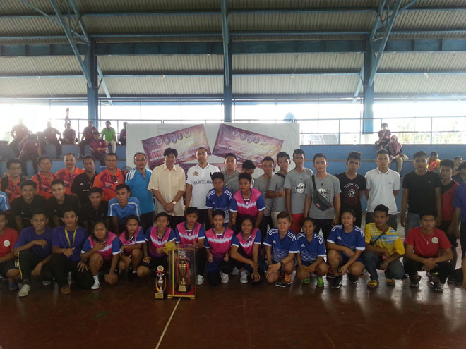 Fazzruddin (back row, eight left) and Khalid (back row, seventh left) with players selected for the Pre-Sukma centralised training.