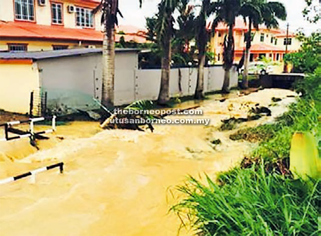 MELIMPAH KELUAR: Air melimpah masuk ke sistem perparitan mengakibatkan banjir kilat di Jade Garden semalam.