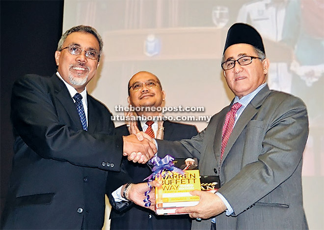 TERIMA KASIH: Omar (kiri) menyampaikan cenderahati kepada Abas. Turut kelihatan Jamaluddin (tengah). 