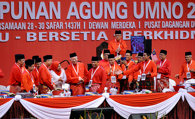 Najib shakes hands with Muhyiddin after his speech. — Bernama photo