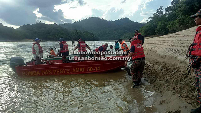 DITEMUI: Mangsa ketiga Nur Amirsha (kanan) yang ditemui anggota pasukan SAR pada jam 5.10 petang 24 Disember lalu.