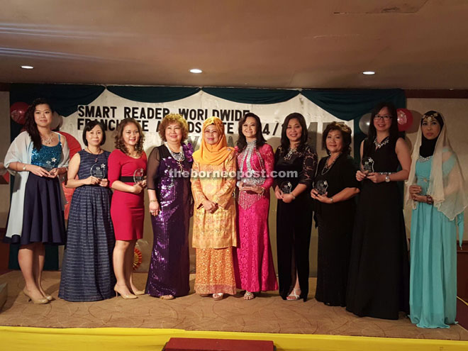 Fatimah (fifth left) and Wang (fourth left) and franchisee awards winners pose for a group photo.