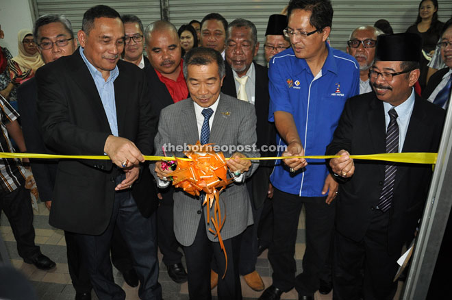 Naroden cutting the ribbon to declare open Gapema’s office.