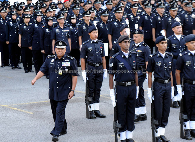 Khalid (left) inspecting the guard of honour during the PDRM monthly assembly at the federal police headquarters, at Complex 3, Special Branch in Kuala Lumpur yesterday. — Bernama photo