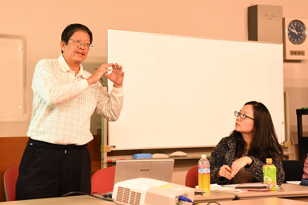 Wong Meng Lei gives a talk on the Chinese in Sibu.