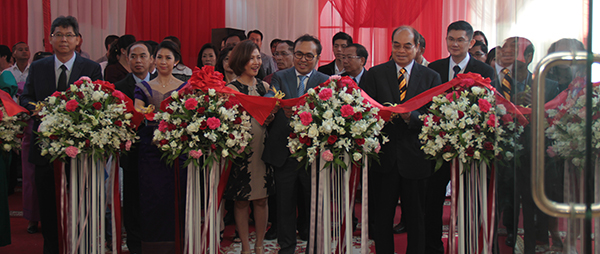 Mekong Group’s grand opening on Jan 1 in Phnom Penh officiated at by Vongsey (front second right) and Entri (front right), representing the Cambodian and Malaysian governments respectively. 