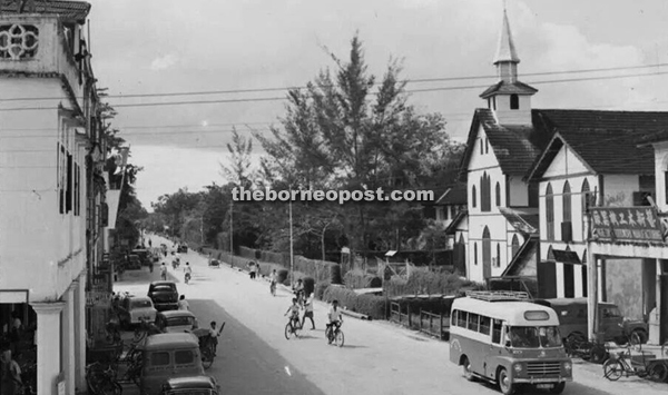 An old photograph of Sibu taken in the 60s shows the traffic along Island Road. Notice the old school green-and-white bus on the bottom right corner of the picture.