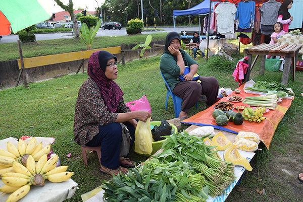 Women from Kelulit selling their vegetables in Luak BayTamu.