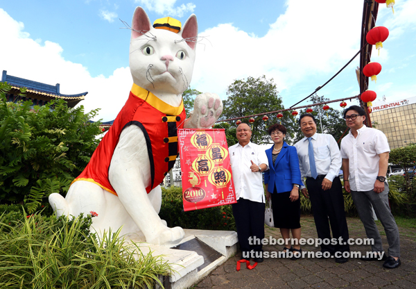 BERSAMA: (Dari kiri)  Chan, Nakamura, Wong dan yang lain beraksi dengan patung kucing selepas pemakaian kostum berkenaan.