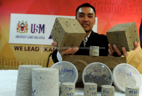 Dr Cheah shows the cementless concrete using 100 per cent industrial wastes during the press conference at the University Sains Malaysia. — Bernama photo