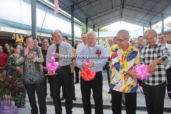 Yunus (fourth right) and Manyin (third right) at the ribbon cutting for SK St Dominic Pichin new block.