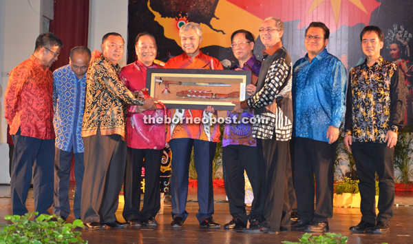 Ahmad Zahid (centre) receives a framed ‘parang ilang’ as a memento from local community leaders Temenggong Stanley Geramong (third left), Temenggong Datuk Wan Hamid Edruce (third right), Temenggong Dato Vincent Lau (fourth right) as (from left) Dr Annuar, Masir, Wong and Sibu Resident Hii Chang Kee (right) look on.