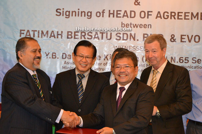 Lee (second left) witnesses the exchange of documents between Evo Sdn Bhd represented by its CEO Abdul Wahid Jantan (left) and executive chairman of Fatimah Bersatu Sdn Bhd Sazali Abdul Rahman (second right). Looking on is Evo director Dr Vladimir Lukoyanov. 