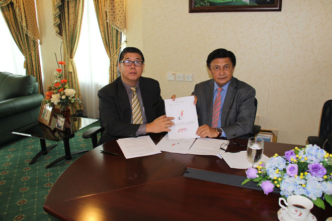 Ong and Mawan (right) showing the SSC logo during their meeting at Mawan’s office at Masja, Petra Jaya, in Kuching.