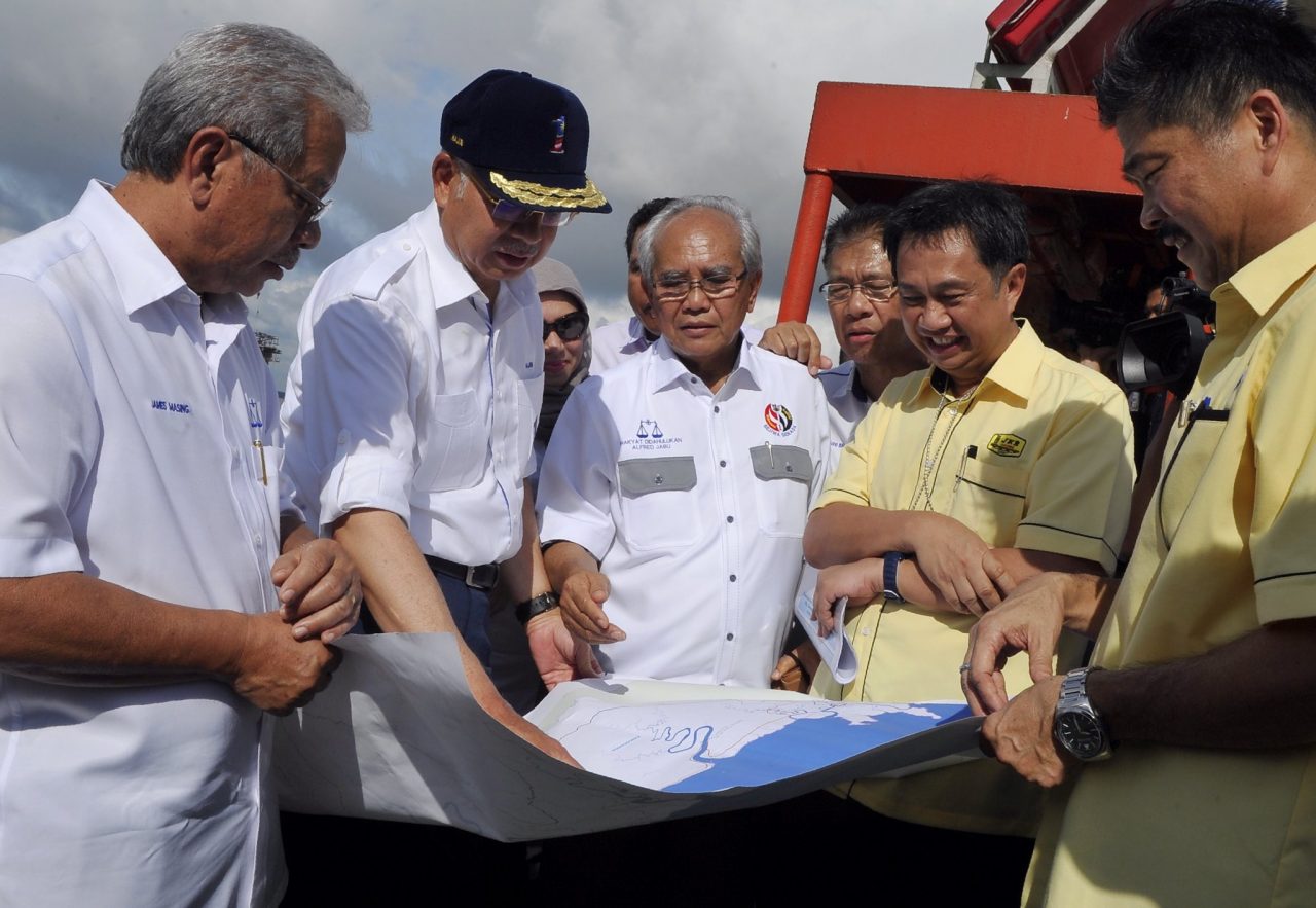 SADONG JAYA, 31 Jan -- Perdana Menteri Datuk Seri Najib Tun Razak (dua, kiri) mendengar penerangan mengenai Projek Jambatan Batang Sadong hari ini. Jambatan sepanjang 1.48 kilometer yang merentasi Sungai Batang Sadong itu merupakan jambatan terpanjang di negeri ini memulakan pembinaan pada Julai 2012 dan dijangka siap 31 Ogos ini. --fotoBERNAMA (2016) HAK CIPTA TERPELIHARA