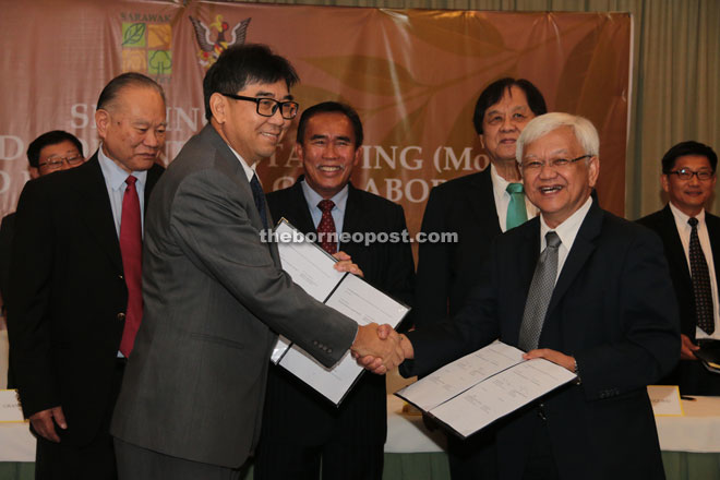 Ting Chung (front, left) exchanges MOU documents with Abdul Hamid, witnessed by (behind, from left) Kie Yik, Len Talif and Tiong.