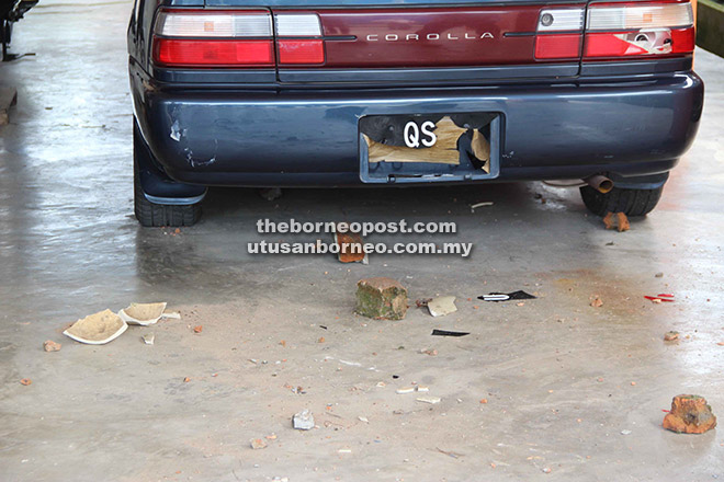 PECAH: Cermin belakang dan plat pendaftaran kereta keluarga pengadu didapati pecah.