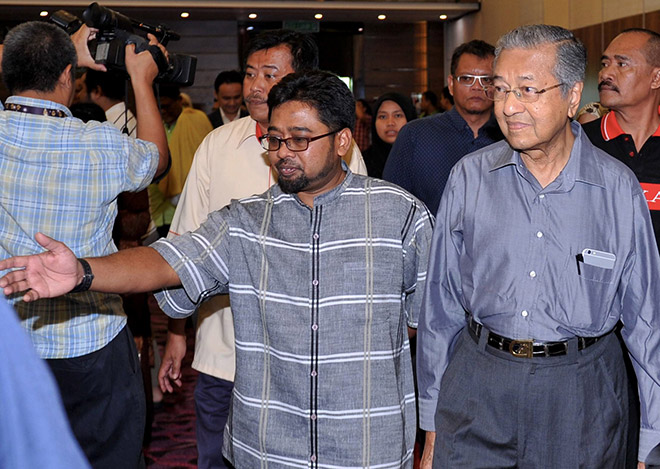 Dr Mahathir (front right) flanked by Mohd Nizam (left), attending the TPPA Summit. — Bernama photo