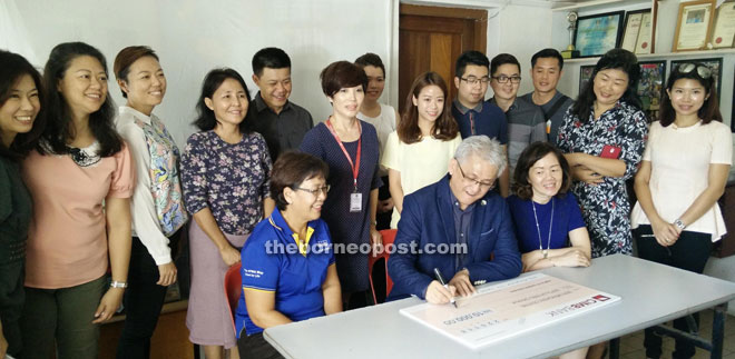Azmi & Co regional director Wong Chaw Kok (seated centre) sealed the company’s RM10,000 sponsorship for Seri Mengasih Heroes Run with his signature as Seri Mengasih Centre executive director Monica Chua (seated left), Program and Services director Jenny Tham (fourth left) and Family Support Group chairman Moses Chiuh (fifth left) look on. Wong is accompanied by his staff, who made personal contributions and spearheaded efforts to realize the sponsorship for the run.