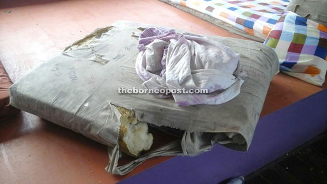 The torn and unhygienic pillow that is provided to the SMK Sundar students. 