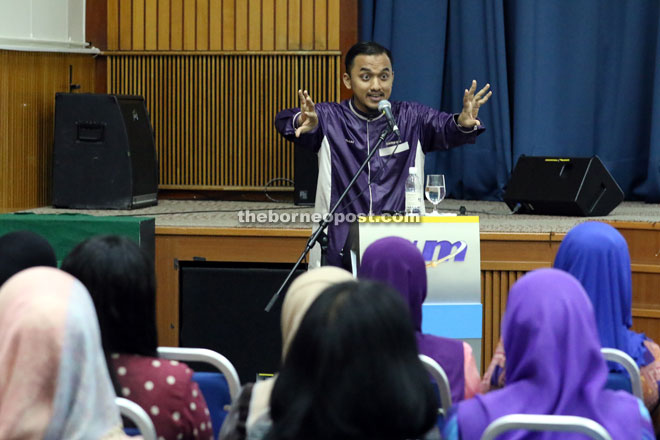 Syaari  delivering his lecture at the event.