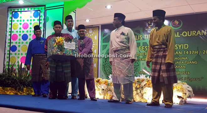 Mohd Ali (third right) presents a prize to Muhammad Hafiez for winning the men’s category as Abdul Rahman Sebli (third left), Mohd Ainnie (second right) and Suut (right) look on.