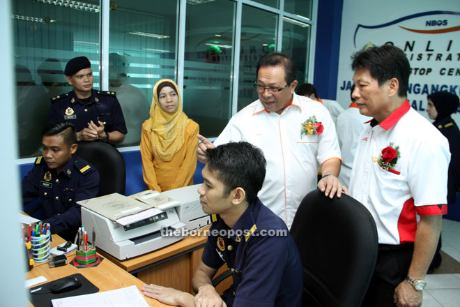 Ismail (second right) and NB Motors Group of Companies managing director Datuk William Ngu (right) tour the OSC facilities. – Photo by Chimon Upon