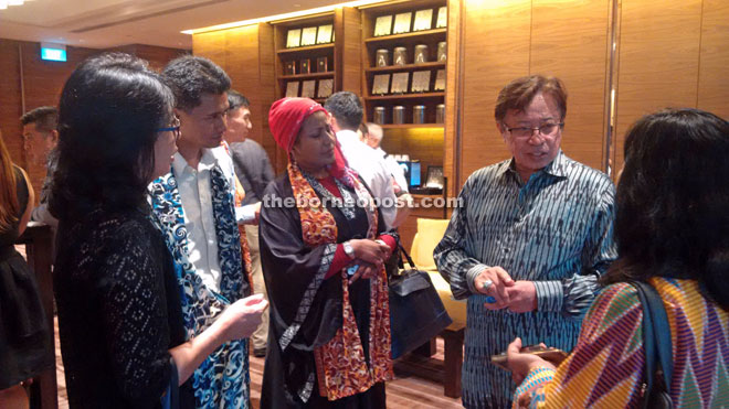 Abang Johari (second right) speaking to Singapore travel agents at the reception.