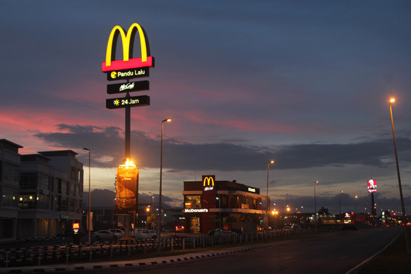 Food and beverage (F&B) drive-thrus such as McDonalds and KFC, which have become a landmark for the area, continue to thrive with the opening of other stores like Pizza Hut, Nasi Lemak Antarabangsa and Penang Nasi Kandar. 