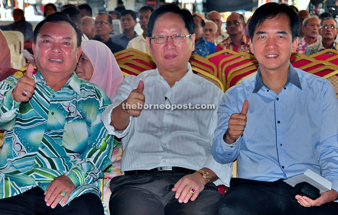 Lau, flanked by Hii (right) and Stanley, show their thumbs-up while witnessing the rehearsal.