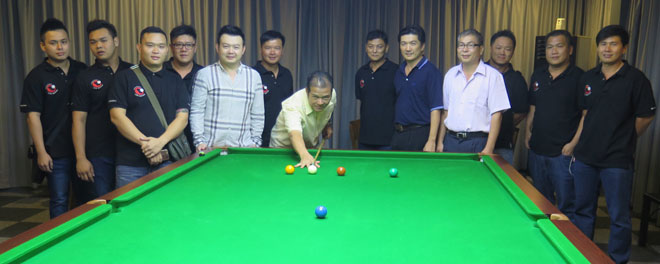 Sarikei District Council chairman Chan (centre) officially starts off the championship as Wong (fifth left) and others look on.
