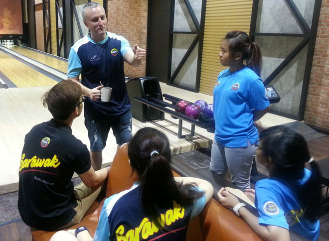 Delaney giving some tips on bowling to the Sarawak Sukma Shadow Team bowlers at Megalanes Adventure World during a training session.