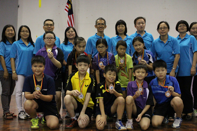 The top five finishers in the boys’ and girls’ categories -- U12 boys’ singles champion Benjamin Thian (front left) -- posing with organising chairman Chen (back, fifth left) after the prize presentation.