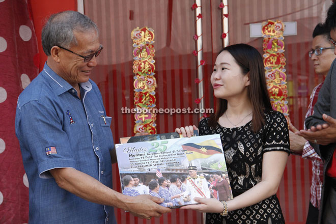 Riot receives a memento from MGC centre manager Dr Irene Lau.