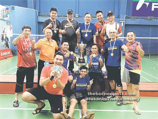 RAI KEJUARAAN: Barisan pemain Siol BC meraikan detik kejuaraan bersama trofi Kejohanan Badminton Bumiputera Berpasukan Maeltree-Thumbs Up Tertutup Sarawak 2015 di Sibu kelmarin.