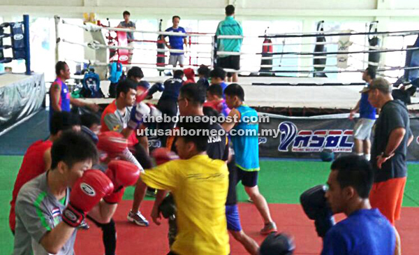 GIAT: Sebahagian daripada petinju Sarawak sedang menjalani latihan di Kompleks Lembaga Sukan Bangkok.