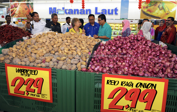 Dr Hilmi (sixth right) during the price control scheme check at Giant Supermarket in Bayan Lepas. — Bernama photo