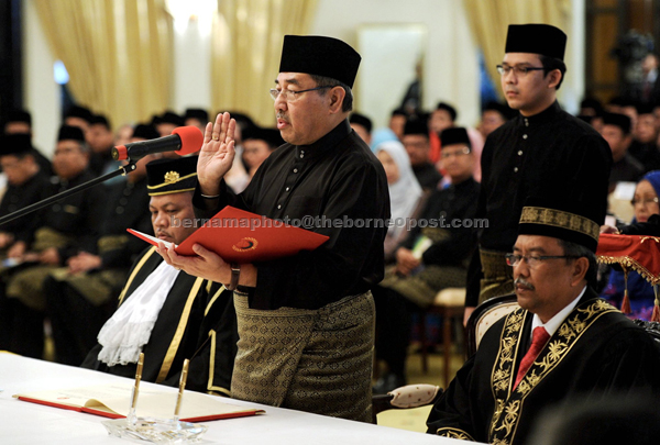Ahmad Bashah taking his oath as Kedah menteri besar. — Bernama photo