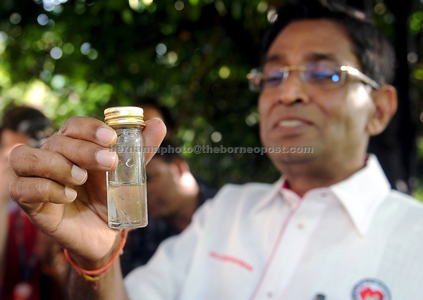 Subramaniam show Aedes mosquitoes after visiting dengue hot spots in Bandar Baru Bangi. — Bernama photo