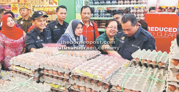 GUNA: Jainab (tiga kanan) diiringi Timbalan Pengarah KPDNKK Yahya Sujak (kanan) dan pegawai kanan KPDNKK serta Skuad Pengguna Sabah melakukan pemantauan harga barangan sempena Skim Harga Kawalan musim perayaan Tahun Baharu Cina 2016, di Pasaraya Giant Megallong Mall, pada Khamis.