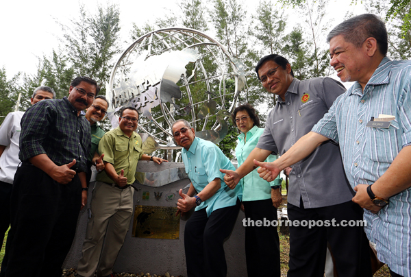 Wan Junaidi (centre) at the unveiling of the Buntal Bay Flyway Network monument at Buntal Esplanade Kuching with his wife Datin Sri Feona, Dr Abdul Rahman (second right), Dr Azimuddin (left), Sapuan (third left) and Oswald (fourth left). — Photo by Mohd Rais Sanusi