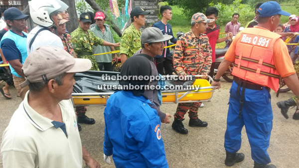 Pasukan mencari dan menyelamat mengusung mayat mangsa untuk dihantar ke Hospital Sibu.