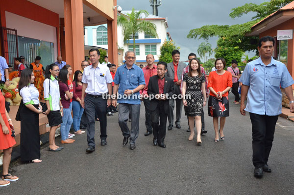 Dr Yeoh (centre) accompanies Riot (second left) upon the latter’s arrival for the event. Lau is at fourth left.