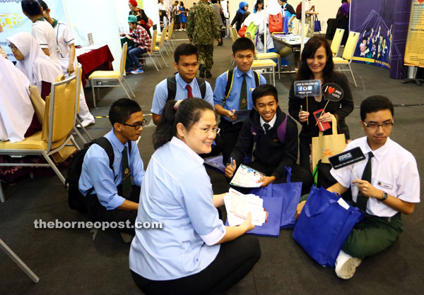 School students gather after having obtained useful information about pursuing higher education at the fair. 