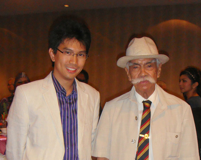 Photo shows the author with Almarhum Tunku Datuk Seri Adnan. 